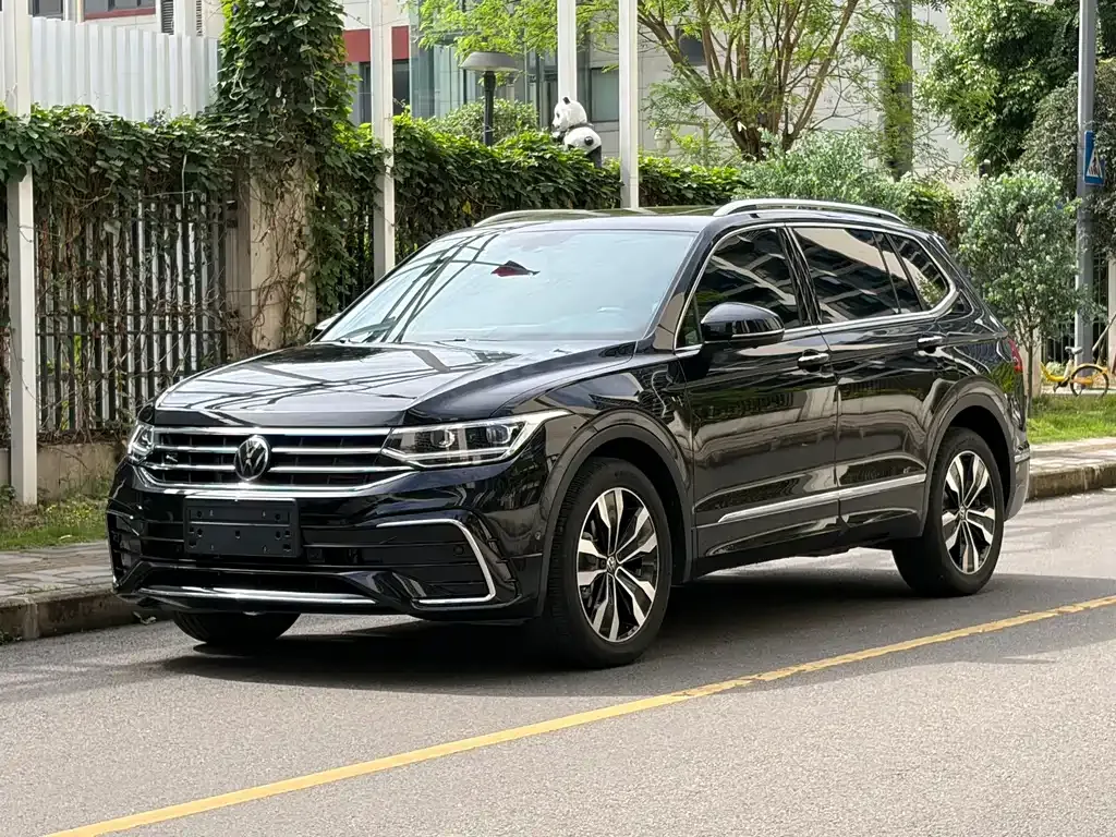 Volkswagen Tiguan L — фото 1