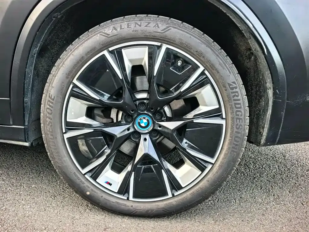 BMW iX3 — фото 8