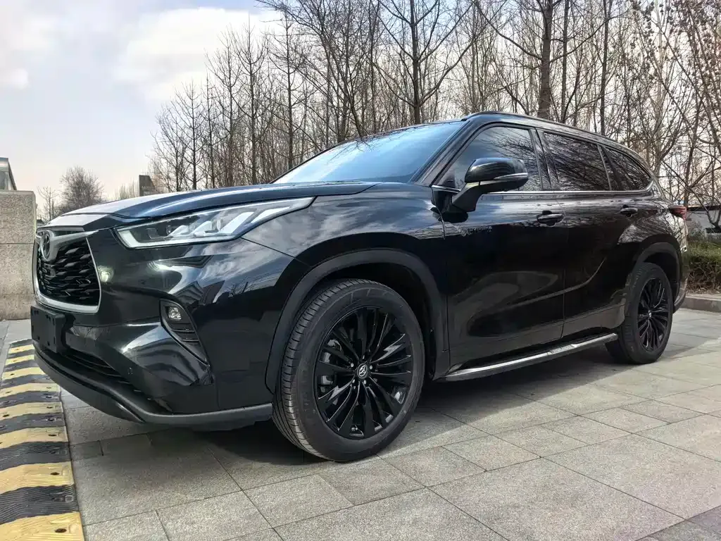 Toyota Highlander — фото 1