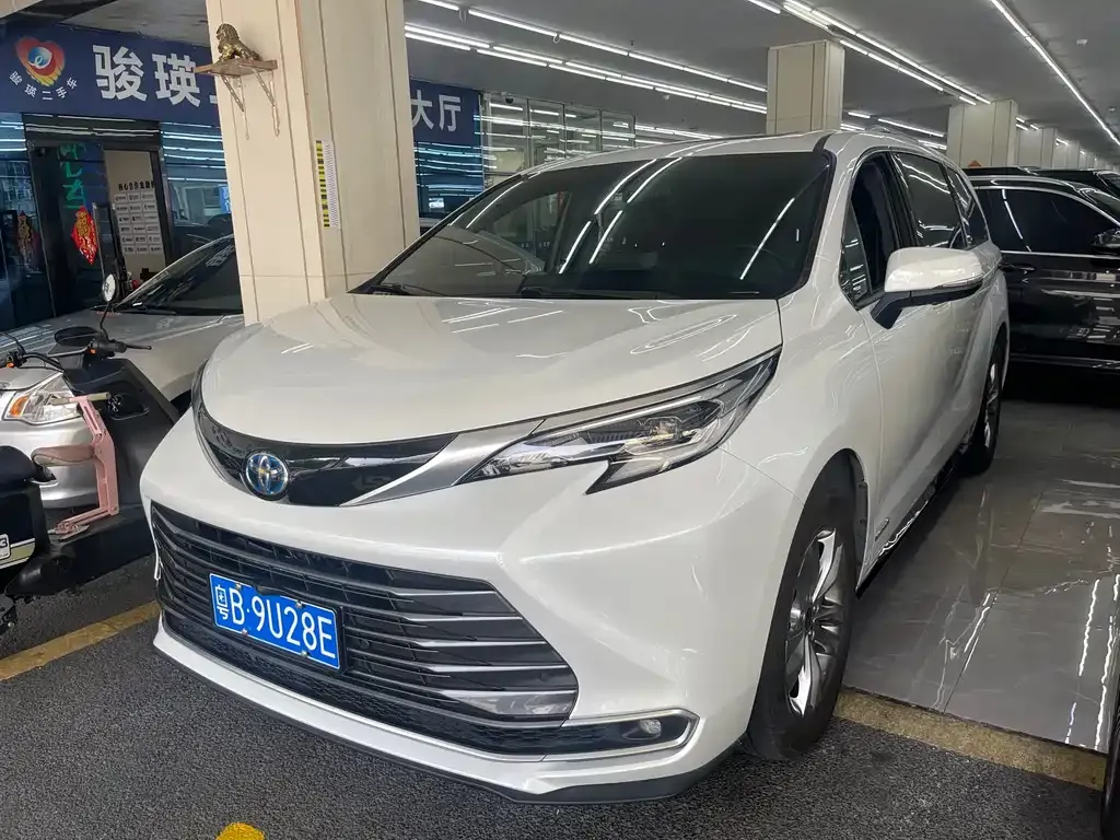 Toyota Sienna — фото 1