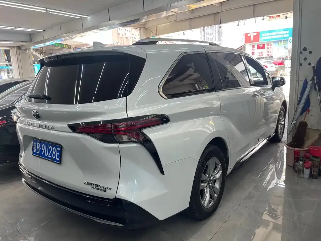 Toyota Sienna — фото 2