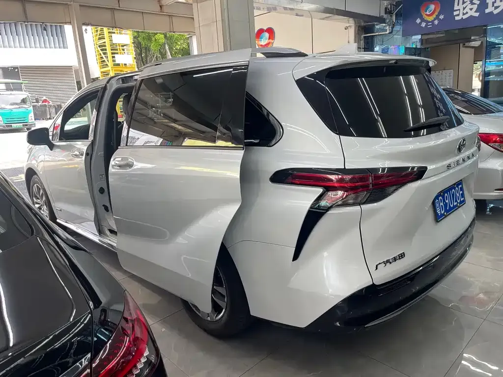 Toyota Sienna — фото 8