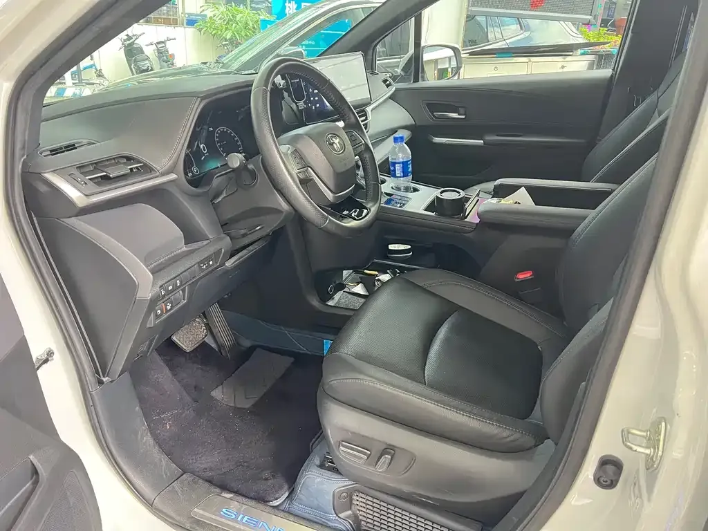 Toyota Sienna — фото 7
