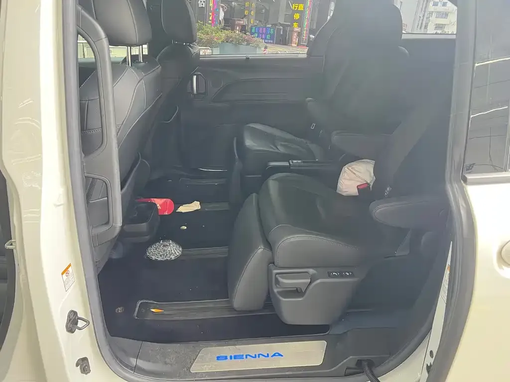 Toyota Sienna — фото 3