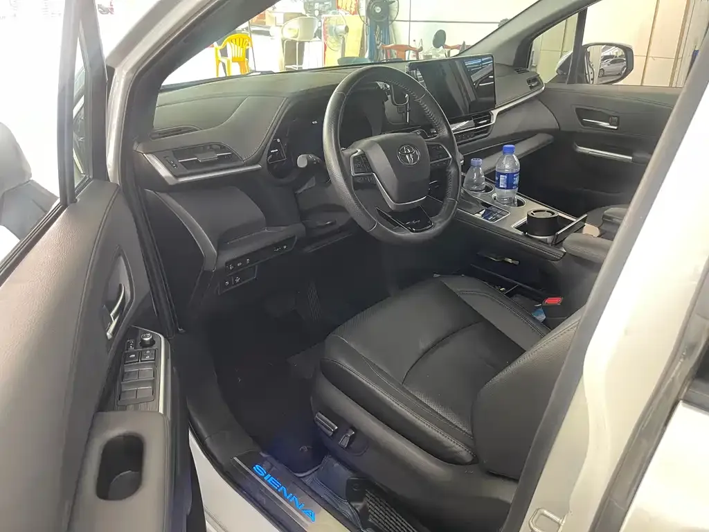 Toyota Sienna — фото 4