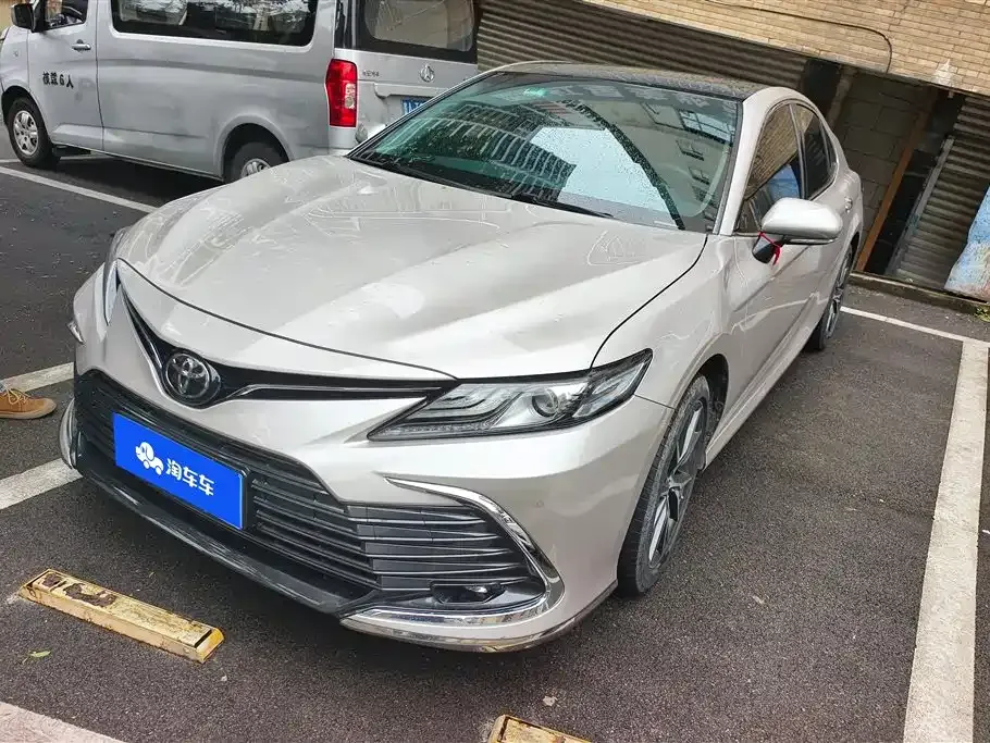 Toyota Camry — фото 1