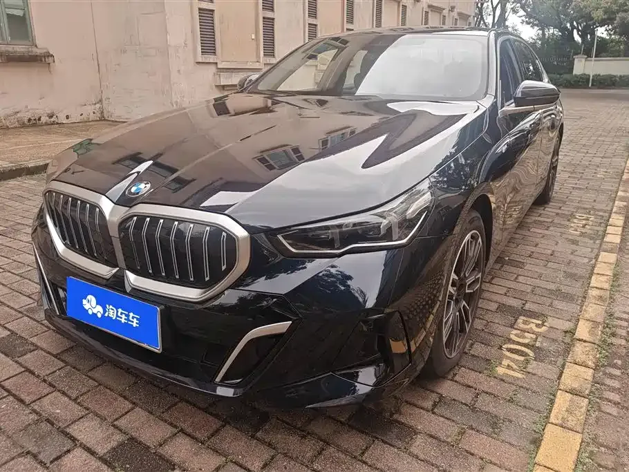 BMW 5 Series — фото 1