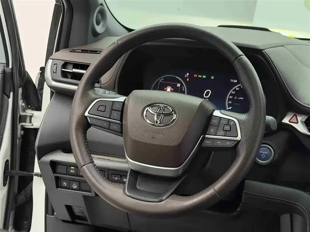 Toyota Sienna — фото 4