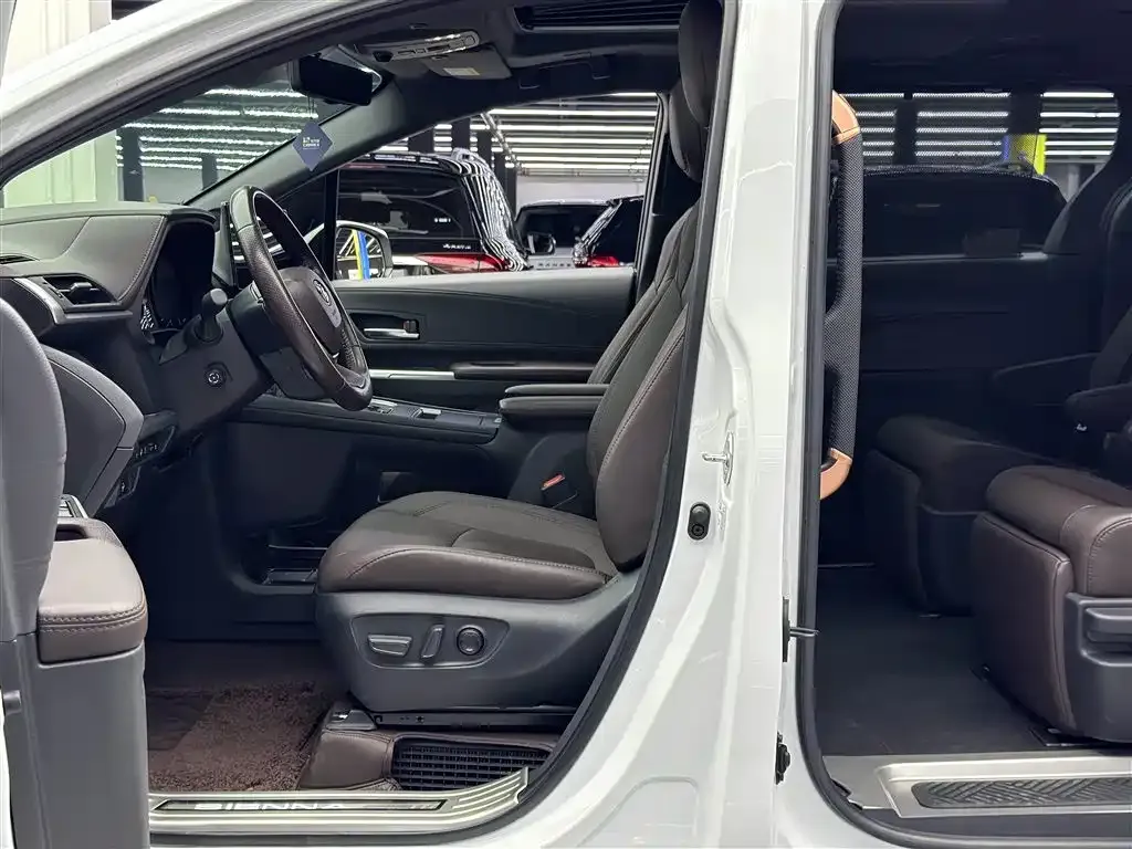 Toyota Sienna — фото 8