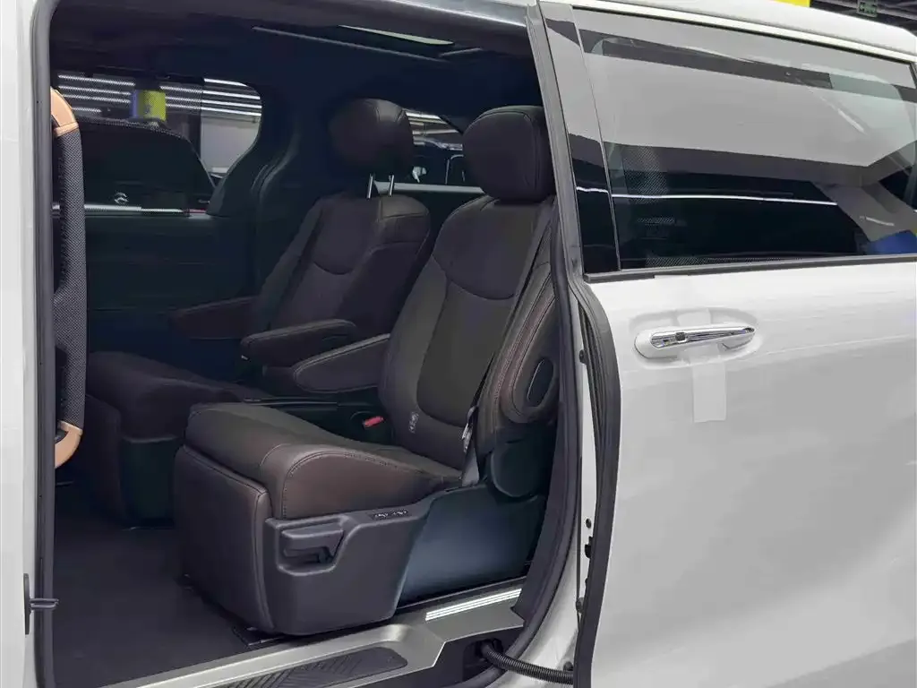 Toyota Sienna — фото 7