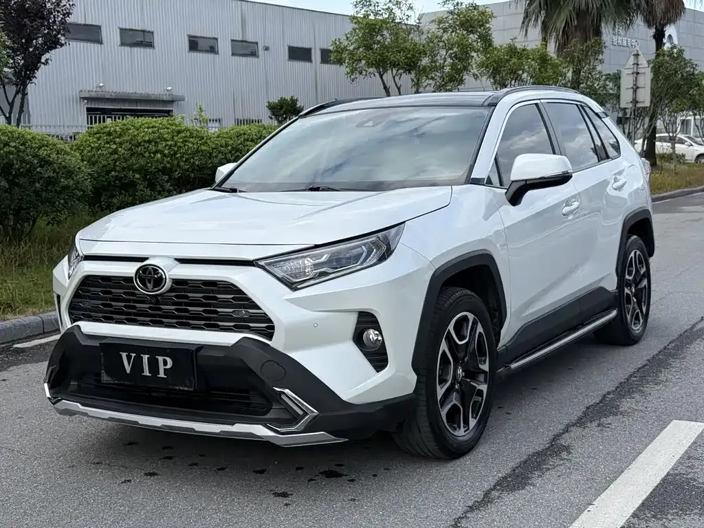 Toyota RAV4 — фото 1