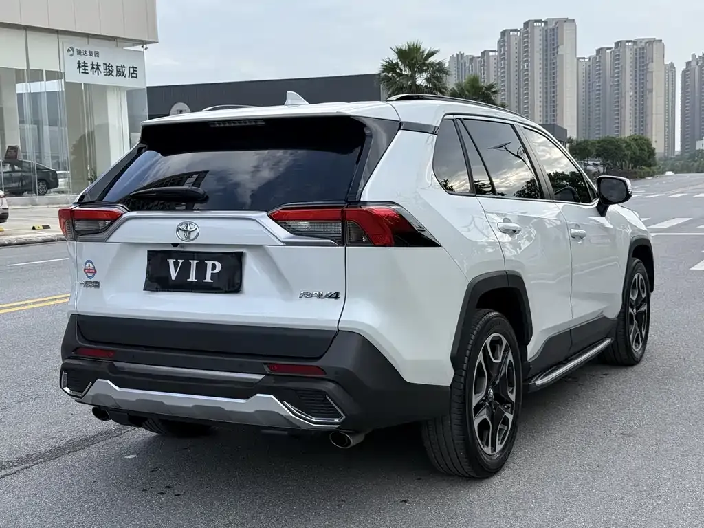 Toyota RAV4 — фото 8