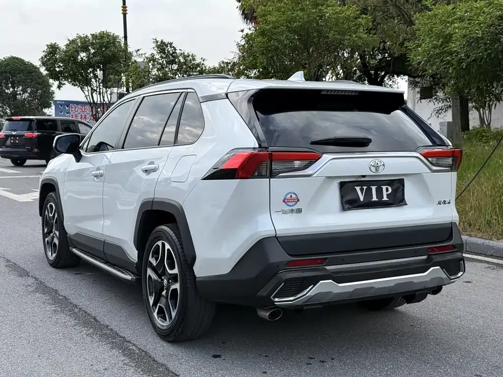 Toyota RAV4 — фото 6