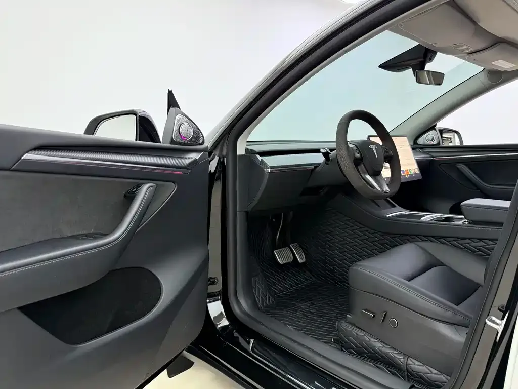 Tesla Model Y — фото 10