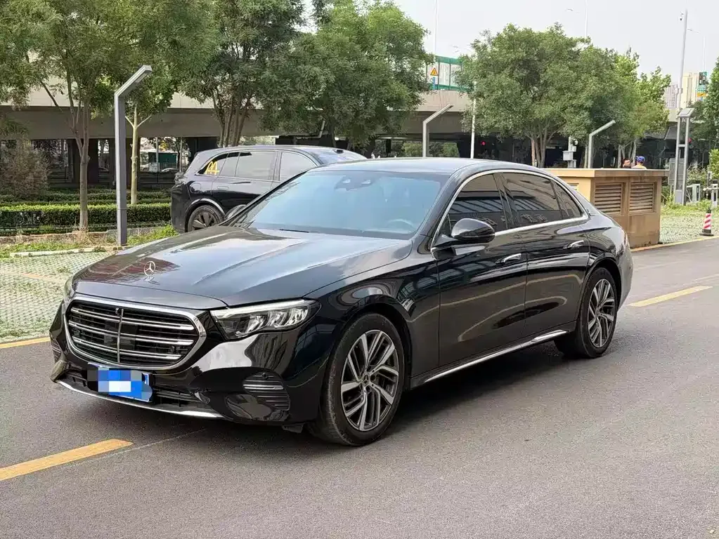 Mercedes-Benz E-Class — фото 1