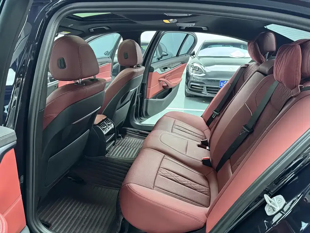 BMW 5 Series 2023 из CN, фото 4