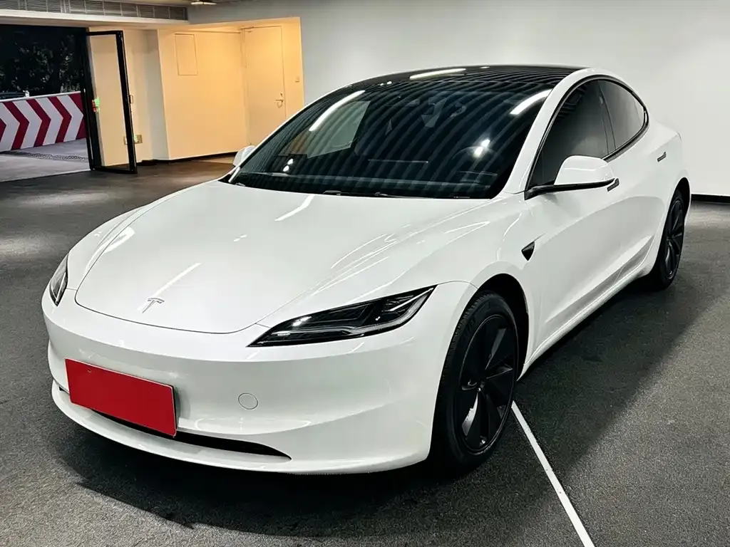 Tesla Model 3 — фото 1