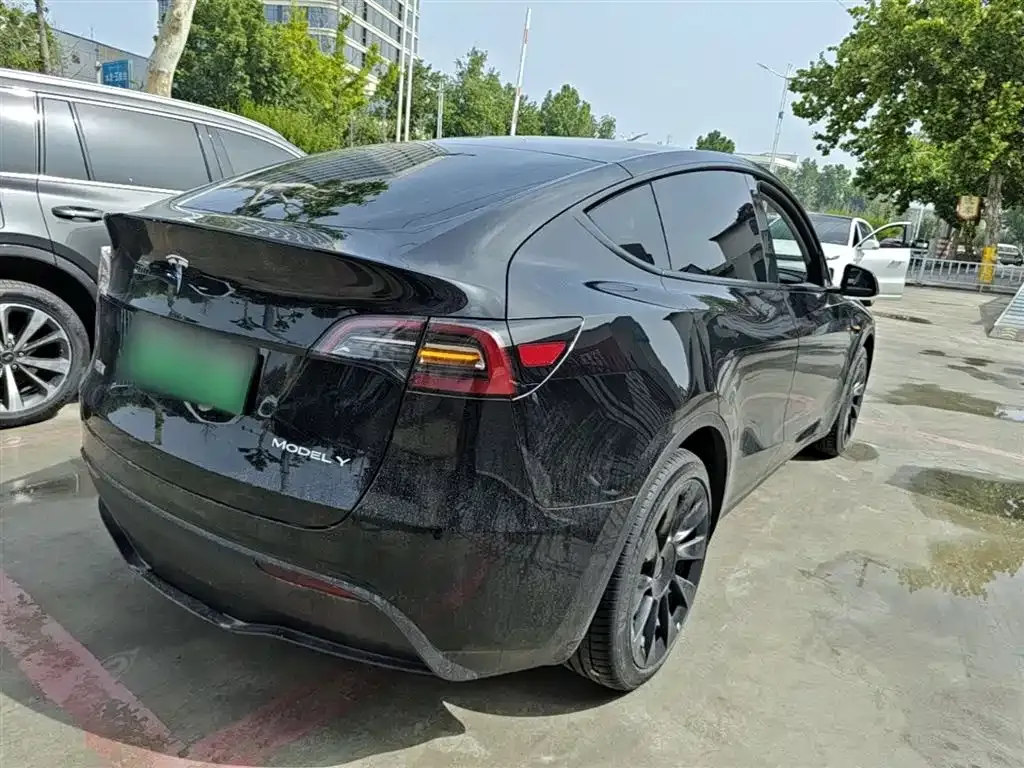Tesla Model Y — фото 8
