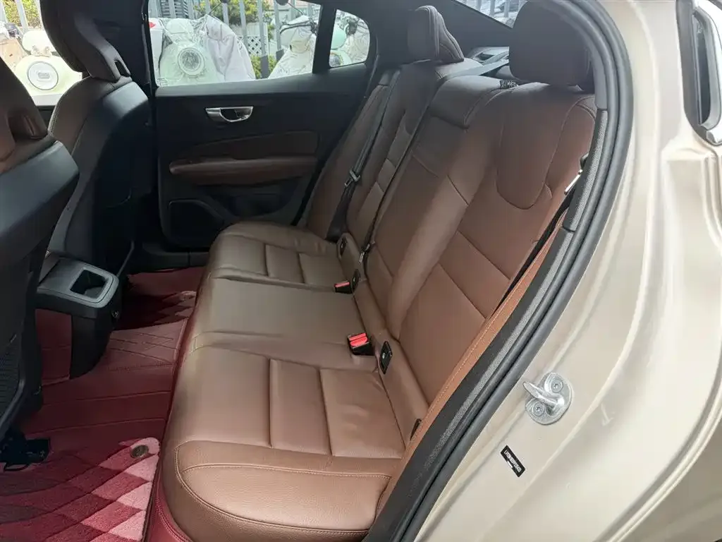 Volvo S60 2023 из CN, фото 2