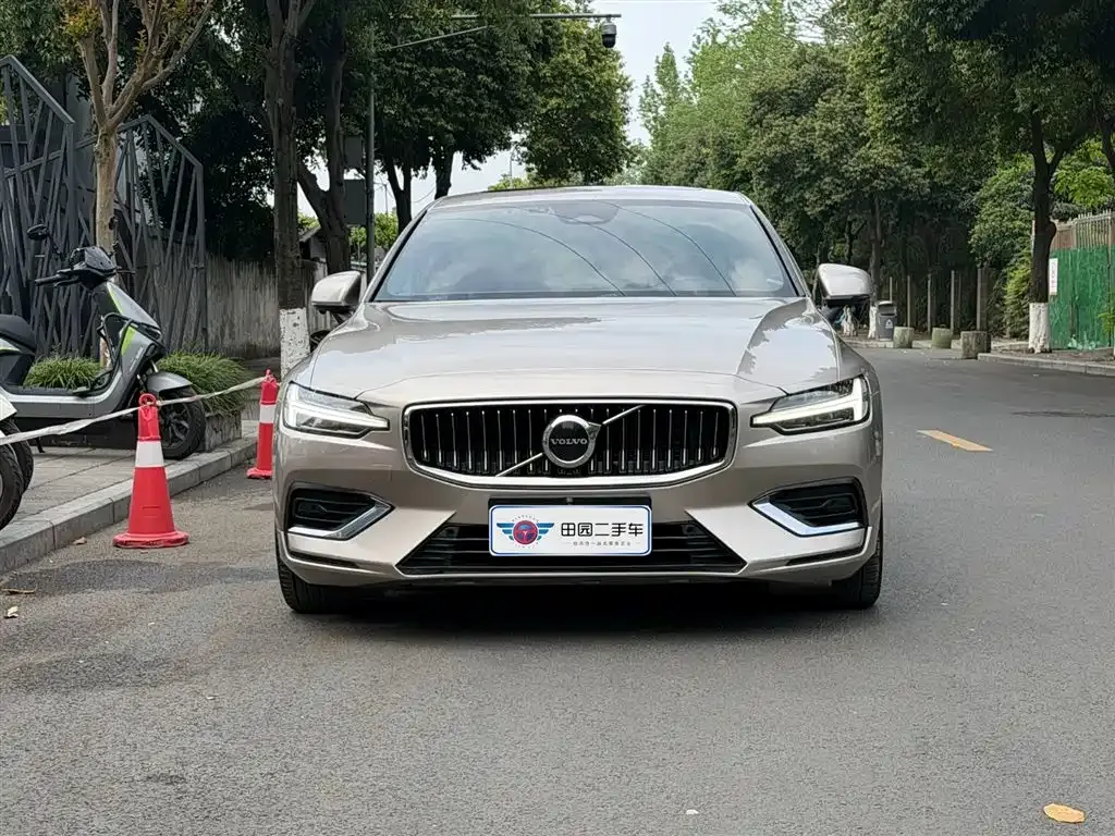 Volvo S60 2023 из CN, фото 5