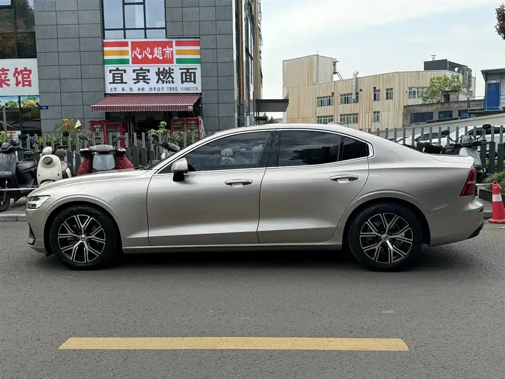 Volvo S60 2023 из CN, фото 3