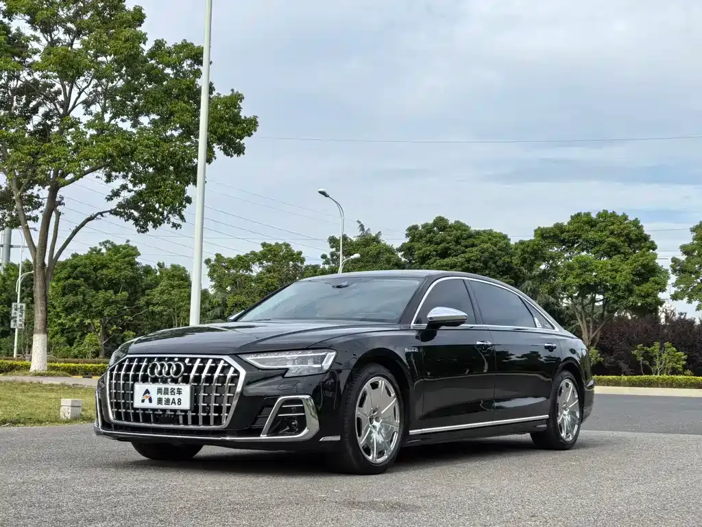 Audi A8 — фото 1