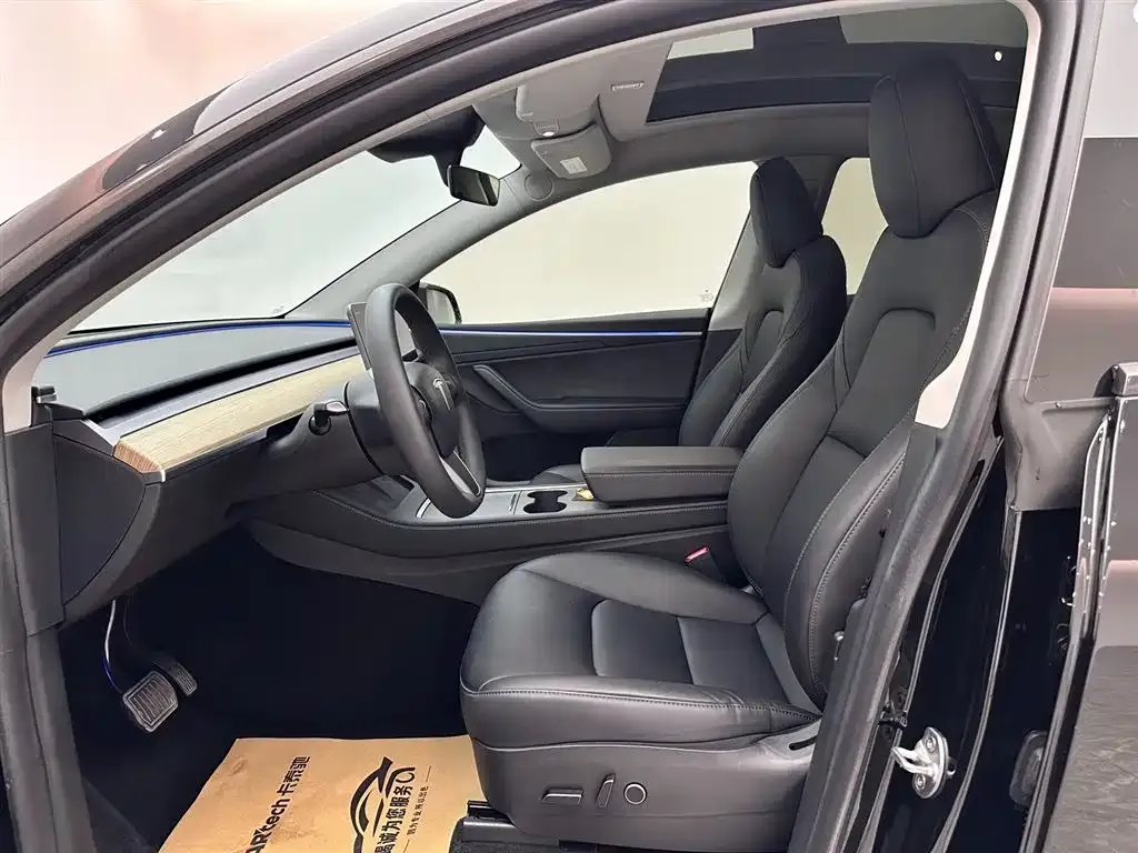 Tesla Model Y — фото 10