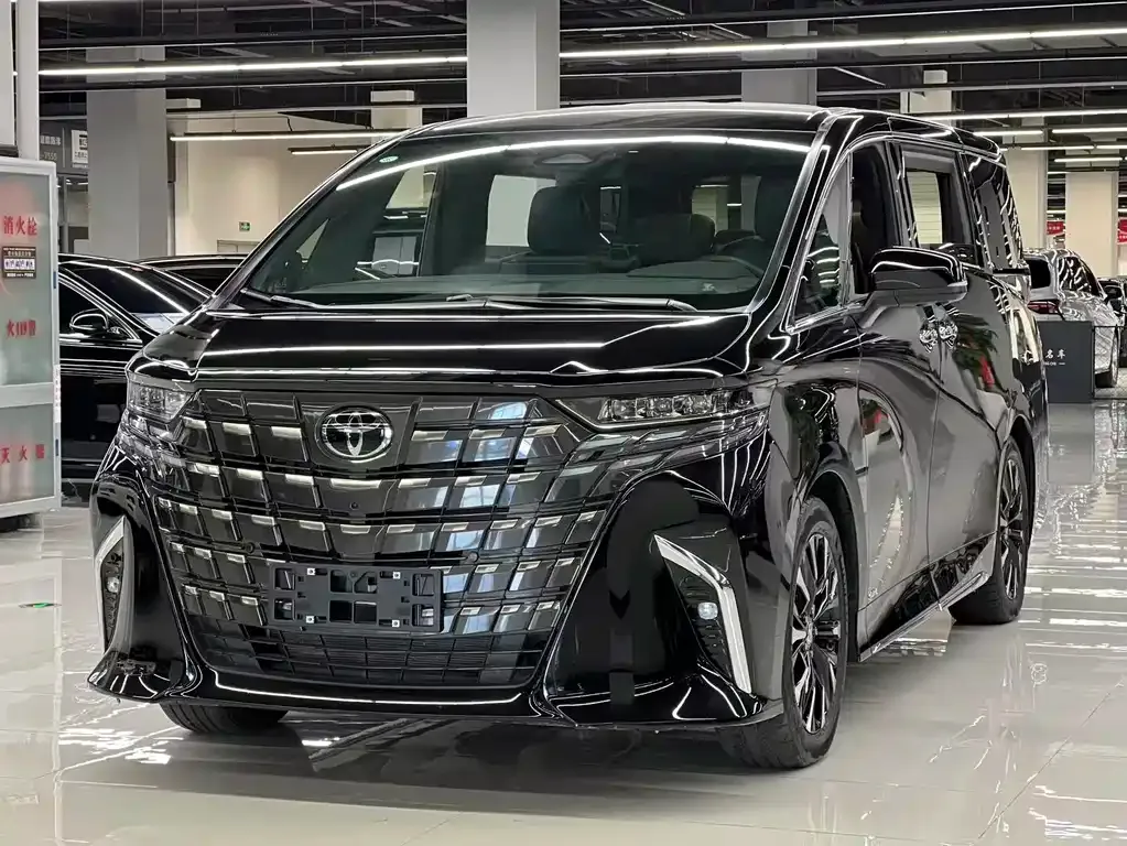Toyota Alphard — фото 1