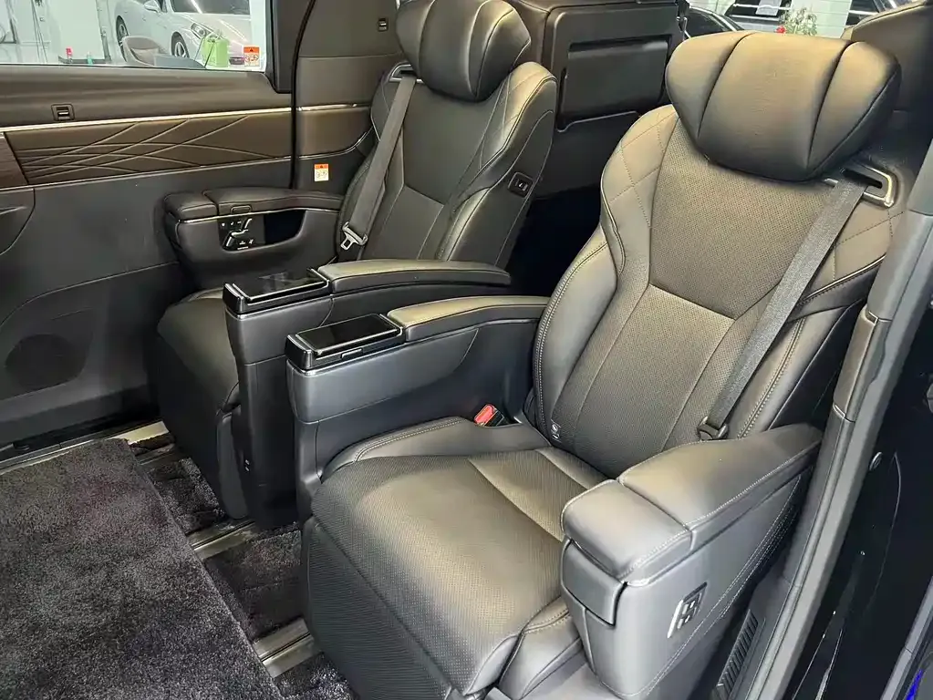 Toyota Alphard — фото 8