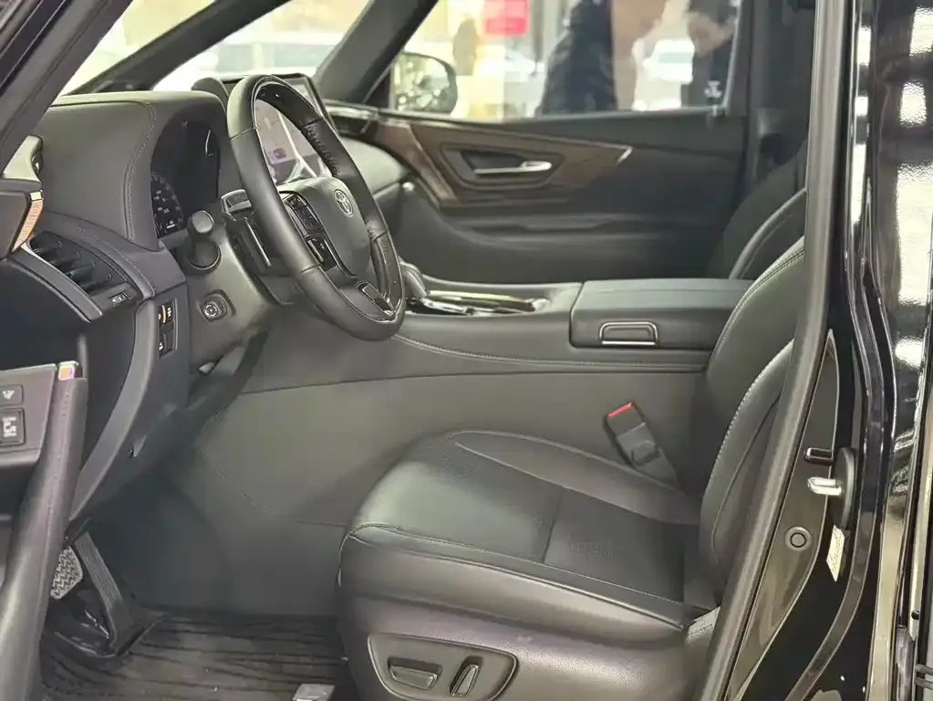 Toyota Alphard — фото 4