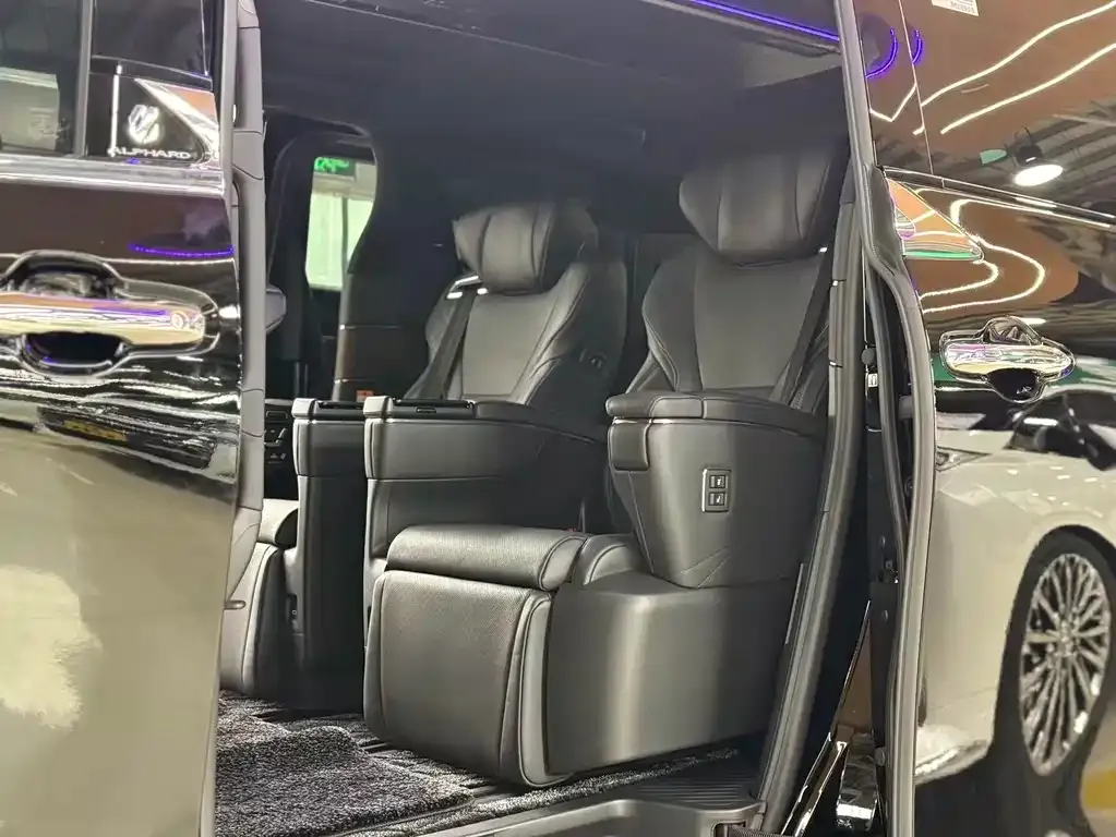 Toyota Alphard — фото 5