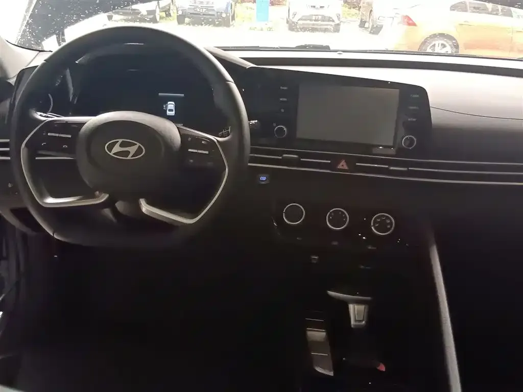 Hyundai Elantra — фото 2