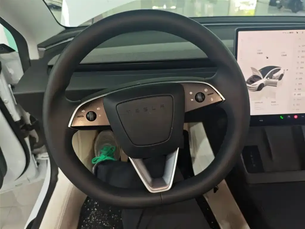 Tesla Model 3 — фото 3