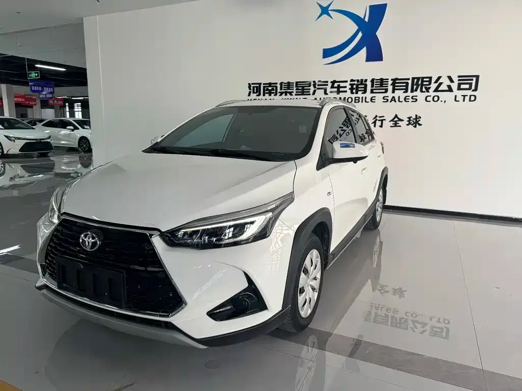 Toyota Yaris L — фото 1