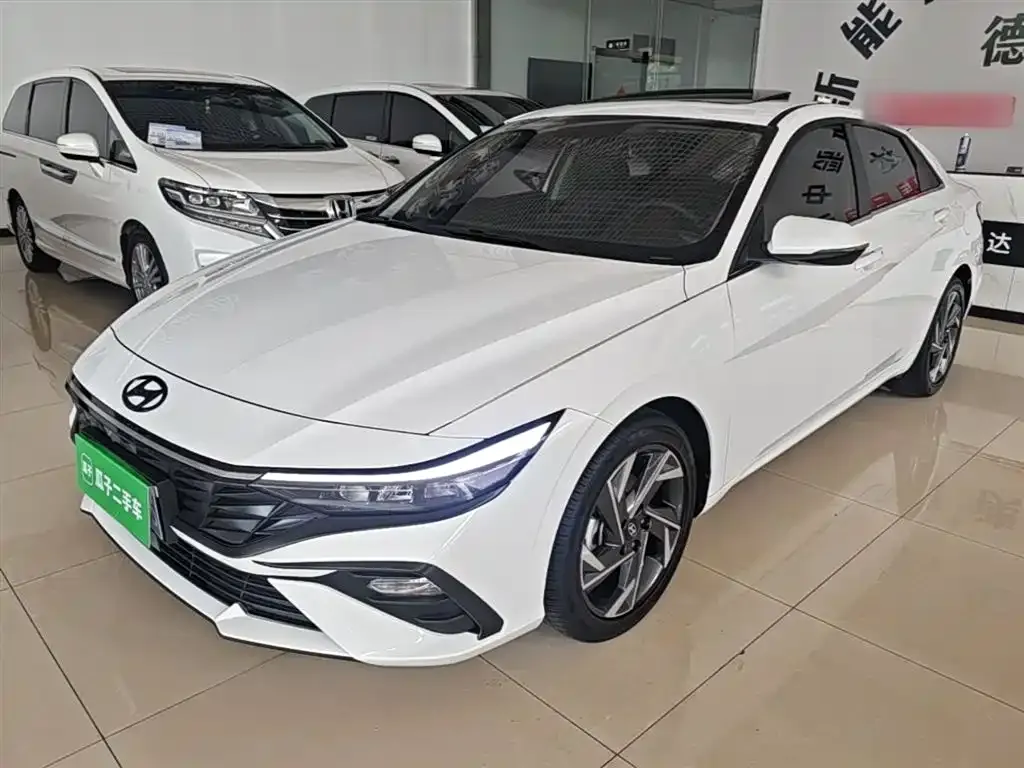 Hyundai Elantra — фото 1