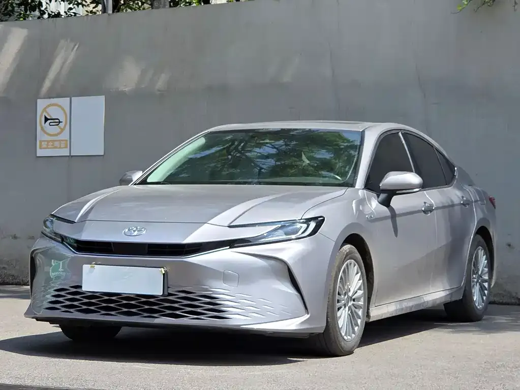 Toyota Camry — фото 1