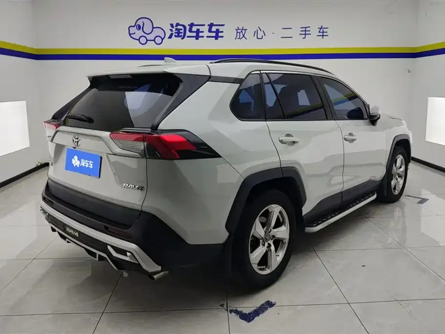 Toyota RAV4 — фото 8