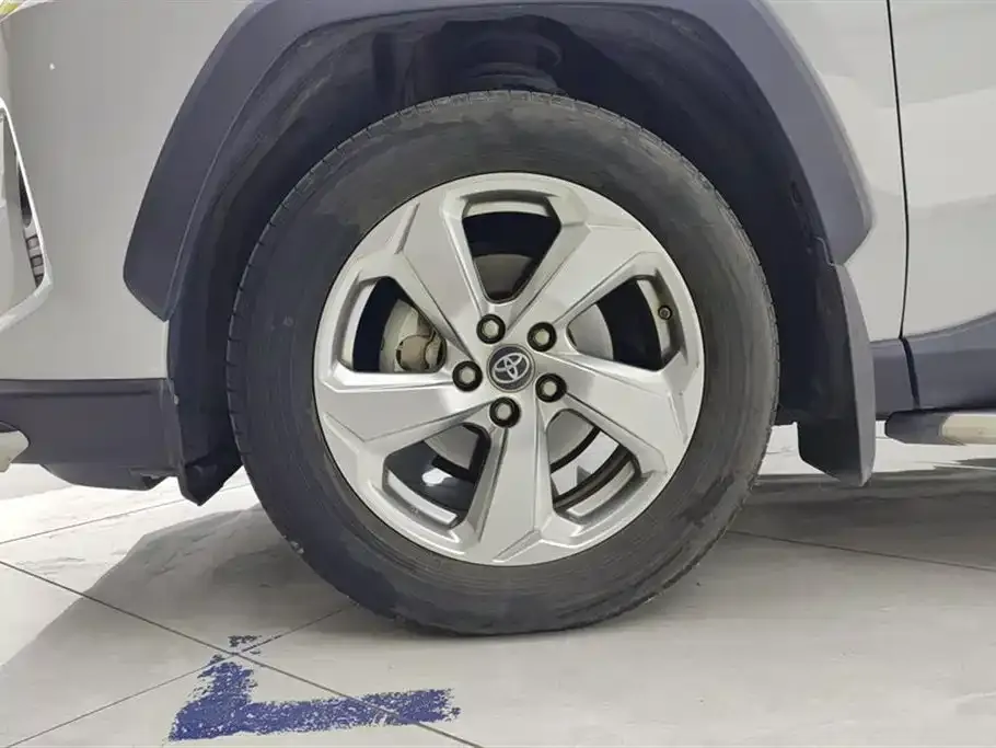 Toyota RAV4 — фото 4