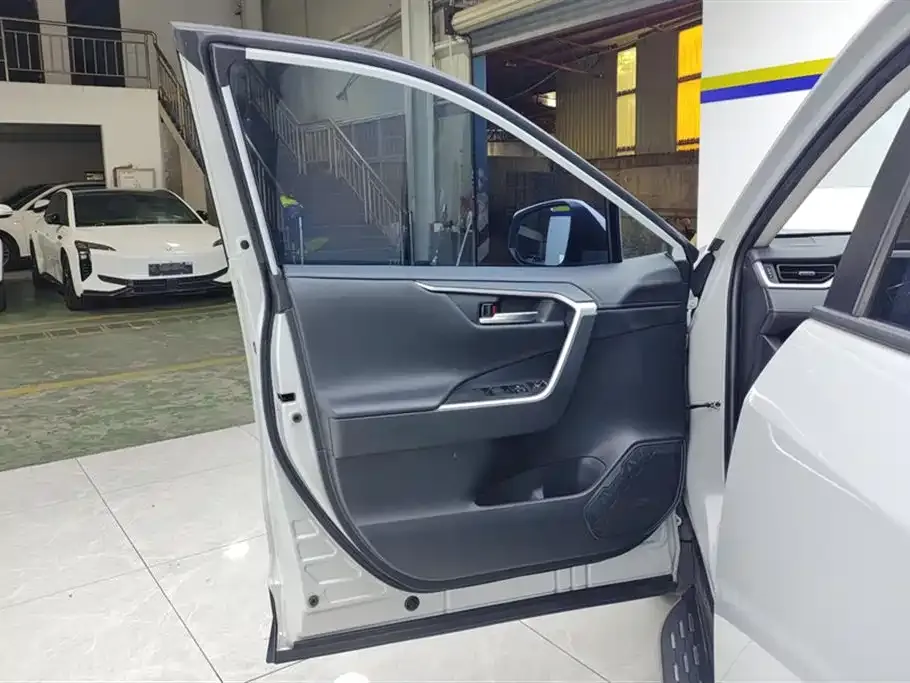 Toyota RAV4 — фото 10