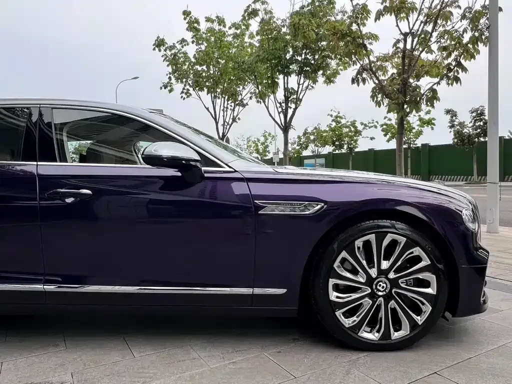 Bentley Flying Spur — фото 3