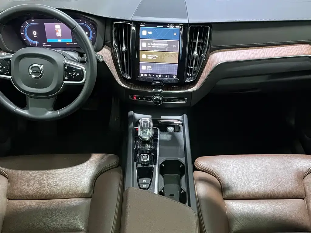 Volvo XC60 — фото 10