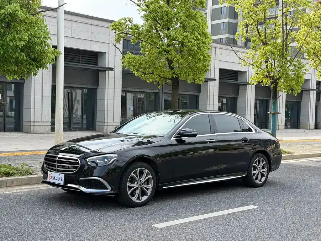 Mercedes-Benz E-Class — фото 1