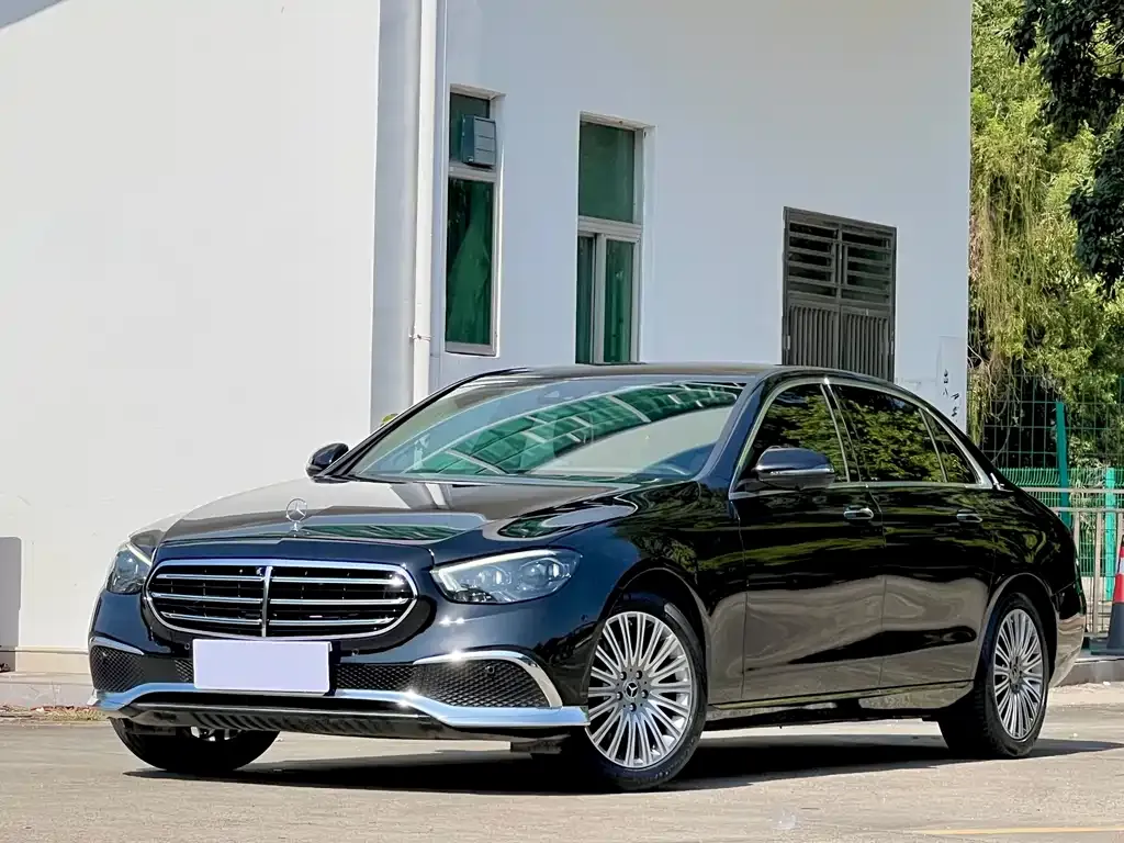 Mercedes-Benz E-Class — фото 1