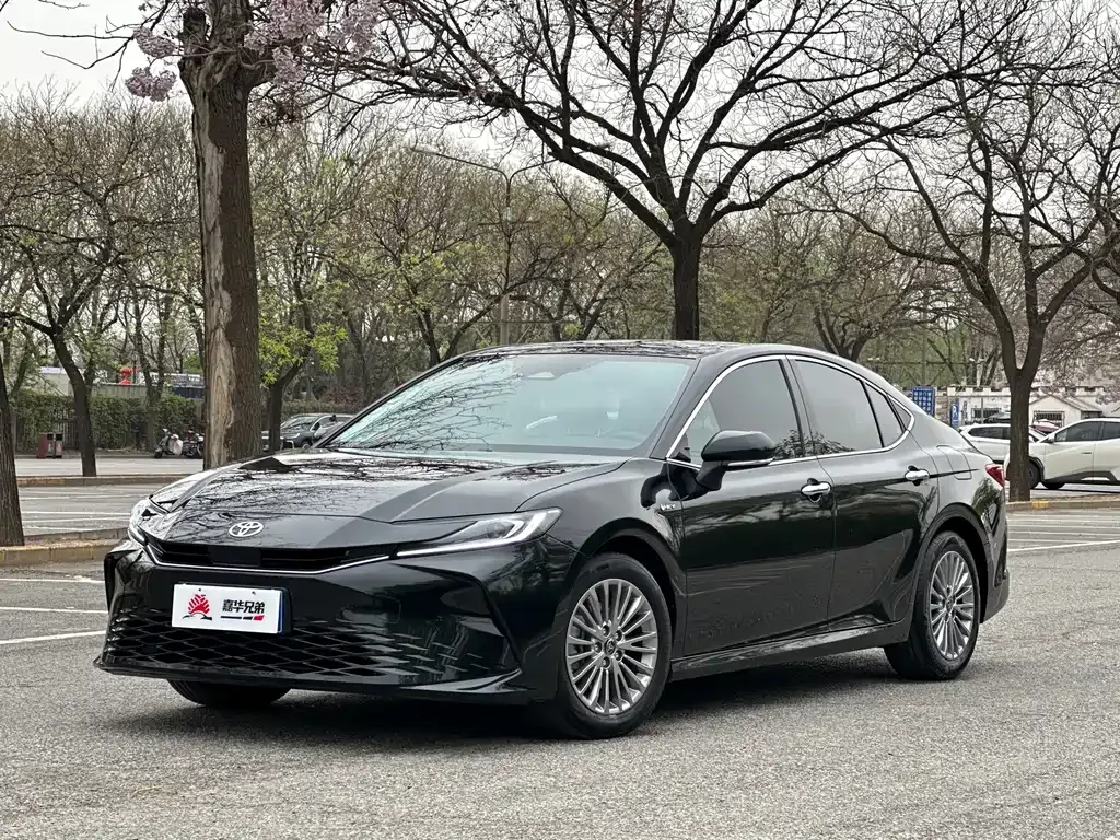 Toyota Camry — фото 1