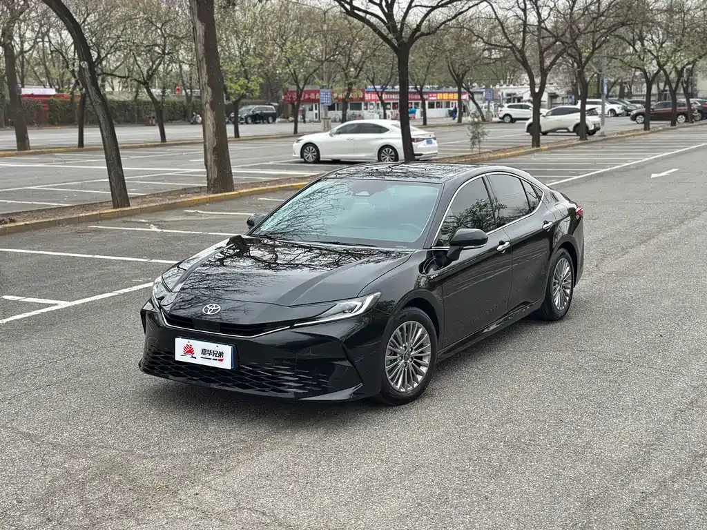 Toyota Camry — фото 2