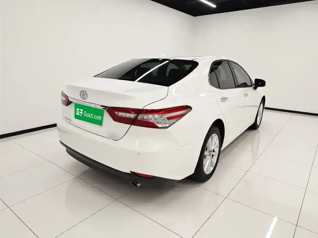 Toyota Camry — фото 2