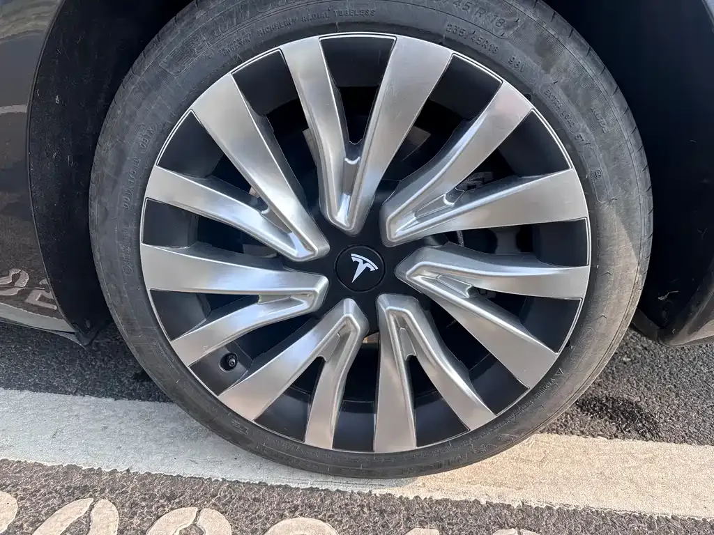 Tesla Model 3 — фото 10