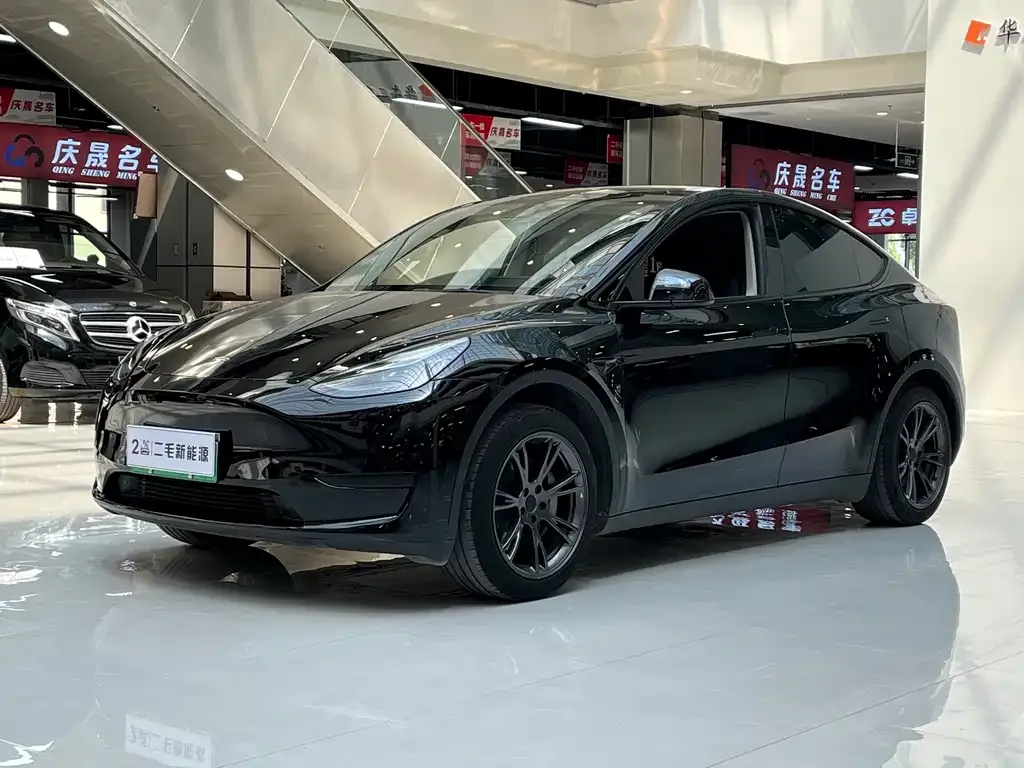 Tesla Model Y — фото 1