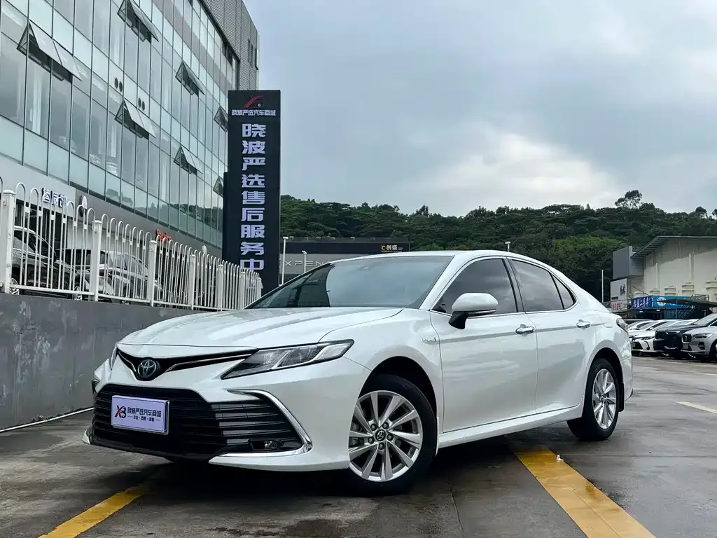 Toyota Camry — фото 1