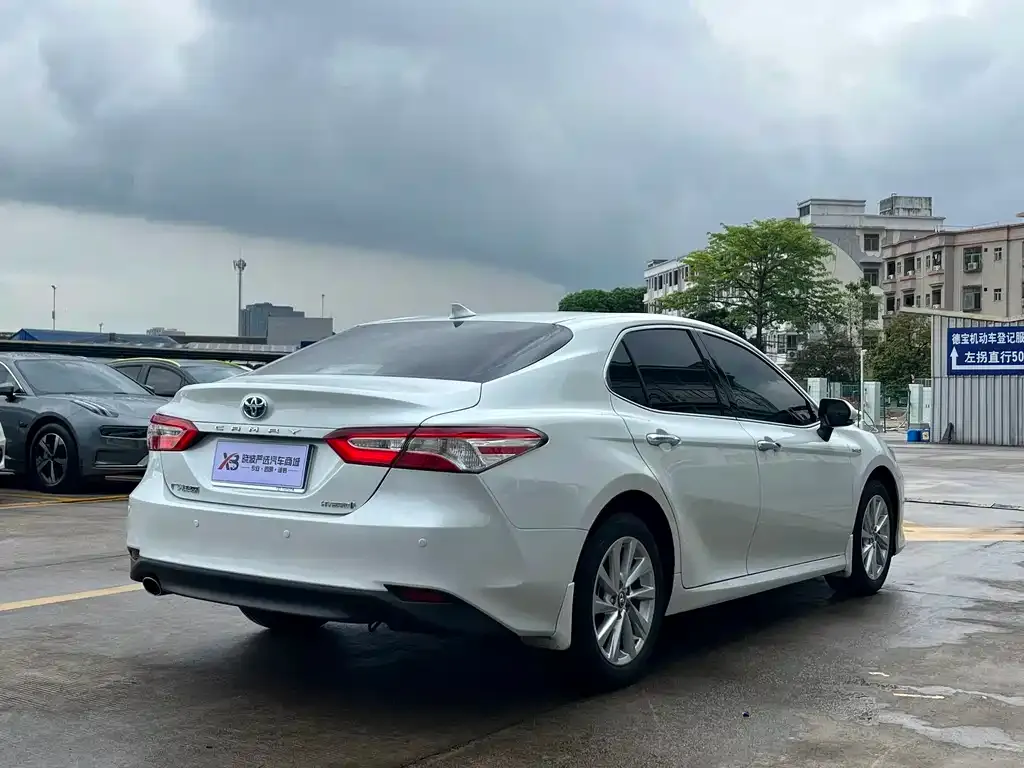 Toyota Camry — фото 2